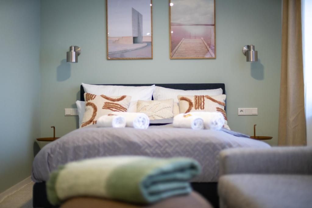 een slaapkamer met een bed met handdoeken erop bij Arbio I Central Apartments Koblenz in Koblenz