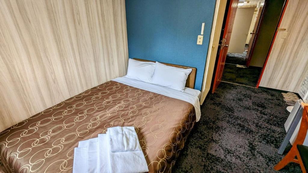 Un pat sau paturi într-o cameră la Select Inn Shimada Ekimae