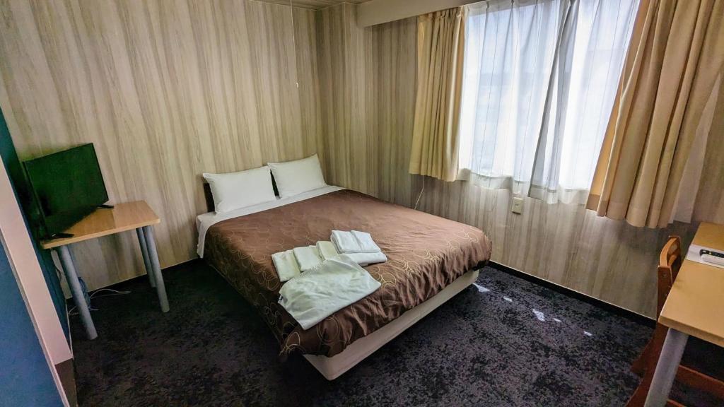 Un pat sau paturi într-o cameră la Select Inn Shimada Ekimae