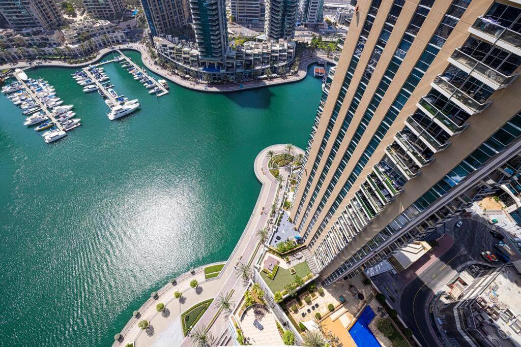 Nespecifikovaný výhled na destinaci Dubaj nebo výhled na město při pohledu z apartmánu