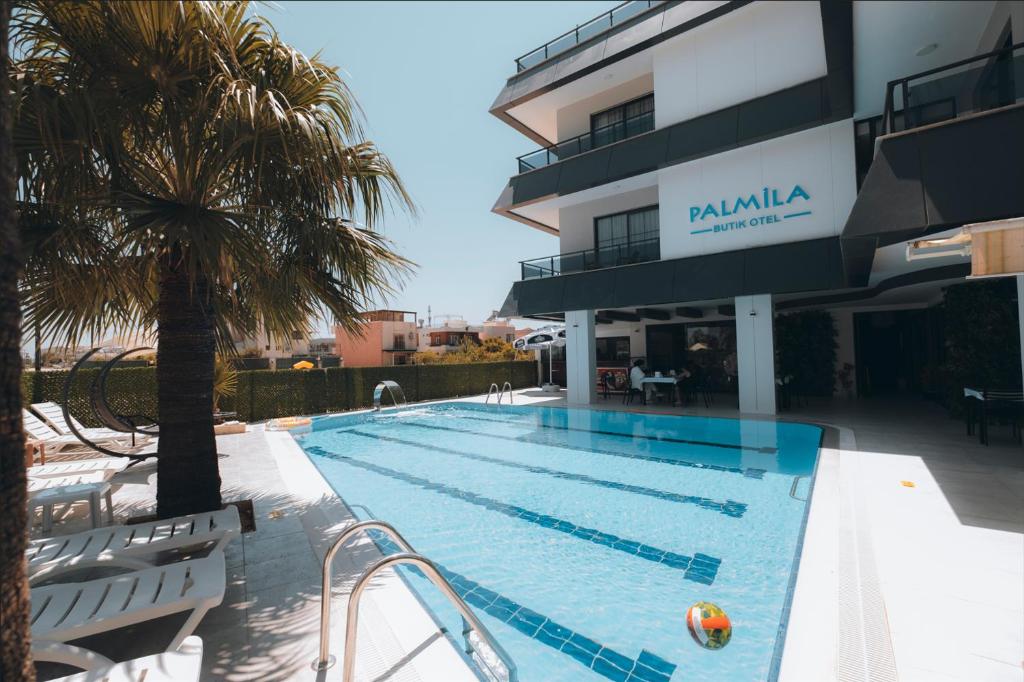 בריכת השחייה שנמצאת ב-PALMİLA BUTİK OTEL או באזור