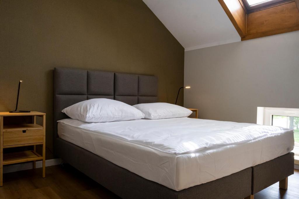 Postel nebo postele na pokoji v ubytování ORKANA House