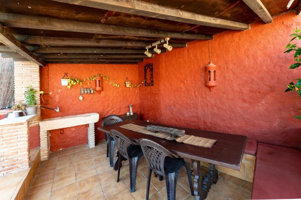 Reštaurácia alebo iné gastronomické zariadenie v ubytovaní Cosy house jacuzzi wifi pool view