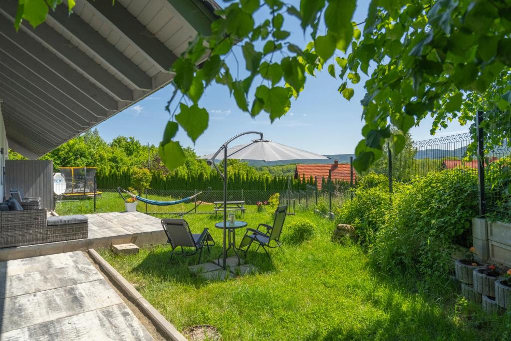 Vonkajšia záhrada v ubytovaní Domek Ale Fajnie - taras z widokiem na góry