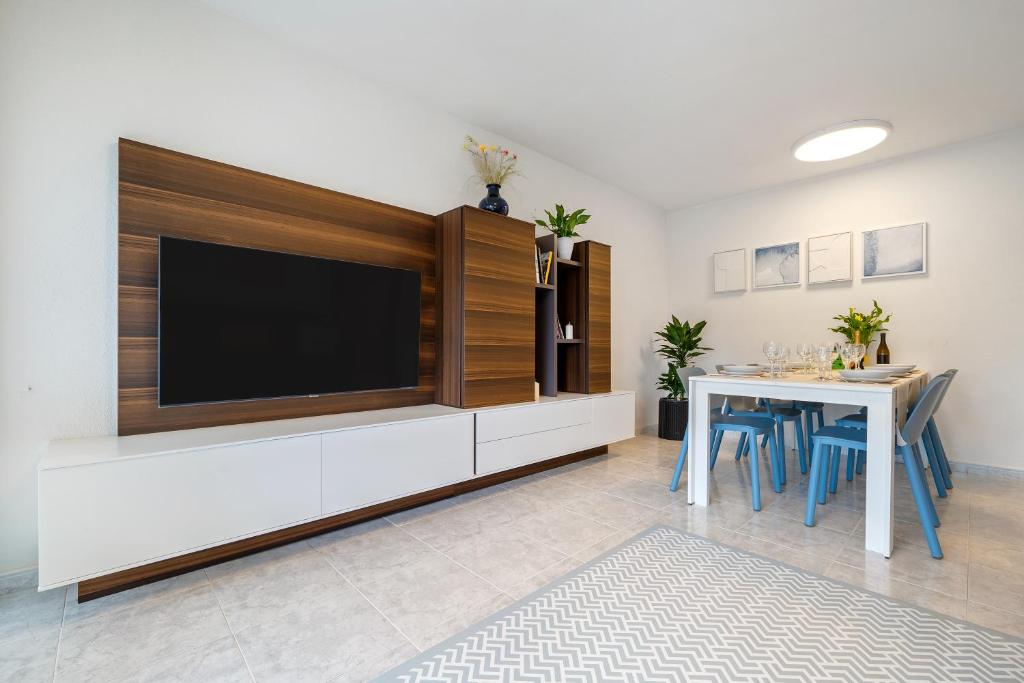 TV a/nebo společenská místnost v ubytování La Terrassa vistas al mar
