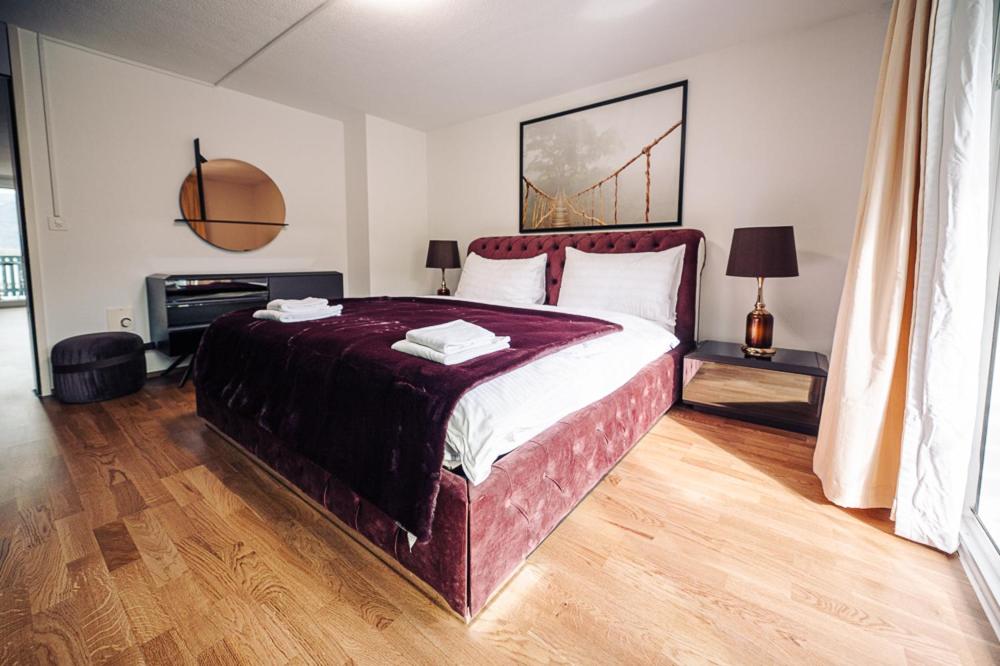 1 dormitorio con 1 cama grande con manta roja en House on Lake/ HL, en Därligen