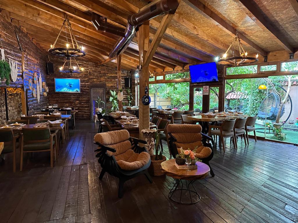 - un restaurant avec des tables et des chaises dans une salle dans l'établissement Line Suite Hotel, à Kırklareli