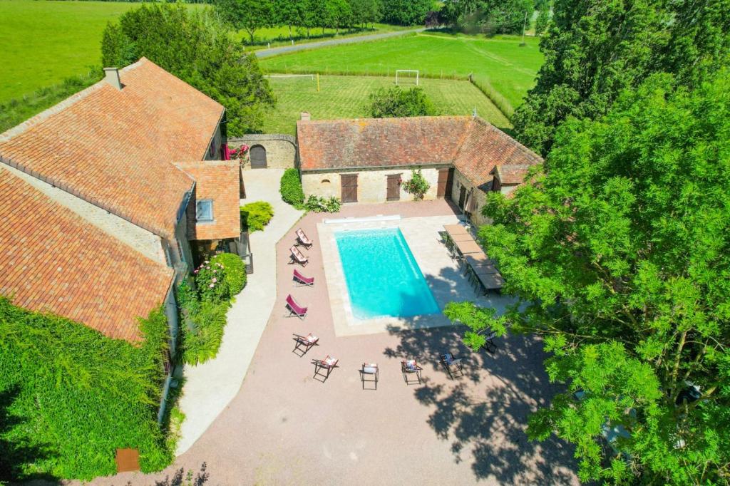 einen Blick über ein Haus mit Pool in der Unterkunft So Villa Gite passe vite in Vivoin