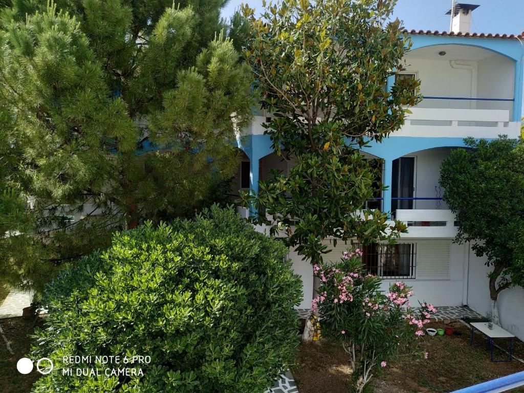 an aerial view of a house with trees and bushes at Muses apartments Eretria in Eretria