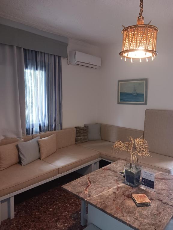 Część wypoczynkowa w obiekcie Theros & Trygos Boutique Houses - ATH Airport