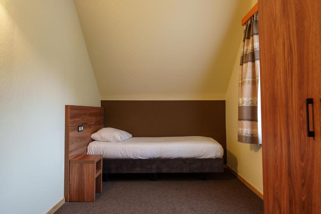 Postel nebo postele na pokoji v ubytování Hotel Les Jardins De La Molignée