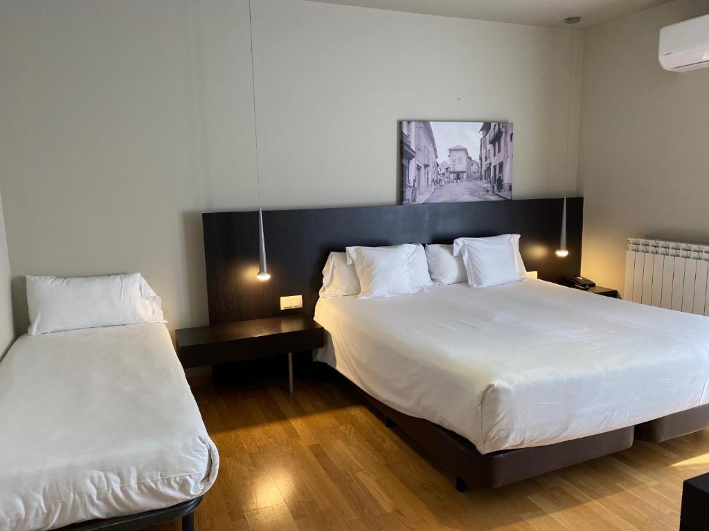 Postel nebo postele na pokoji v ubytování Hotel Bernat de So