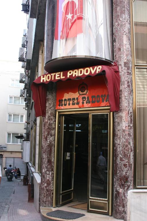 ein Hotel-Platopoly-Schild an der Seite eines Gebäudes in der Unterkunft Hotel Padova in Istanbul