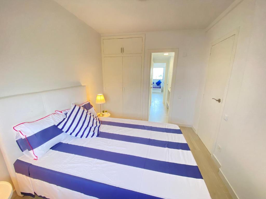 Postel nebo postele na pokoji v ubytování NUEVO !!! Apartamento Peñíscola Playa con piscinas y tenis