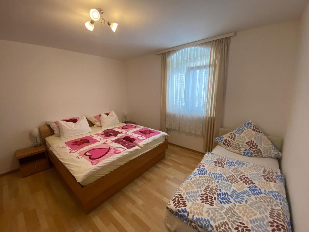 沃迪采的住宿－Vila Meri，一间卧室设有两张床和窗户。