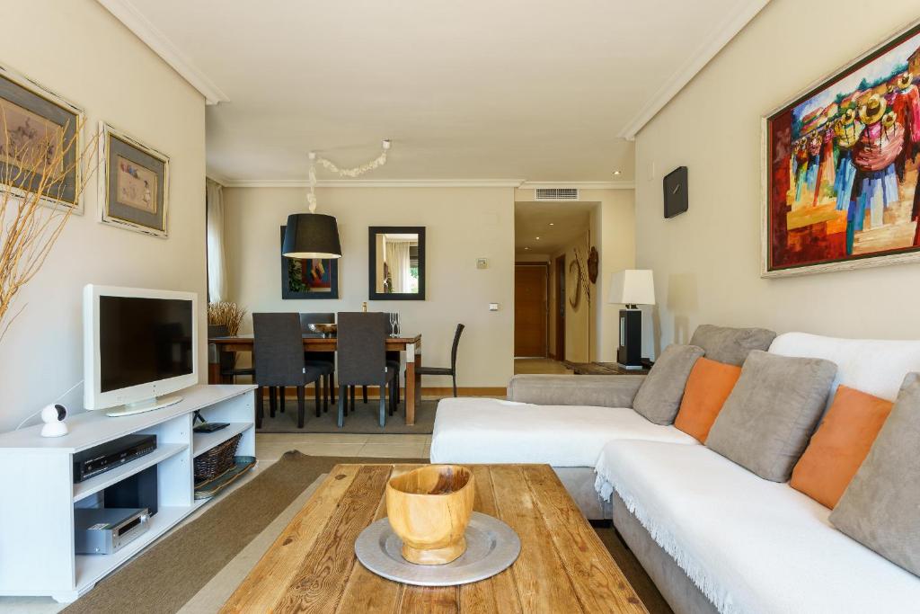 Telewizja i/lub zestaw kina domowego w obiekcie Luxurious and spacious apartment with a private garden and solarium with great views in Estepona área Marbella La Resina Country Golf