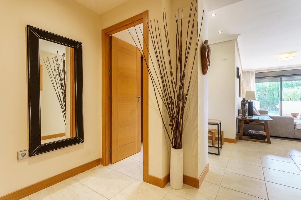 Telewizja i/lub zestaw kina domowego w obiekcie Luxurious and spacious apartment with a private garden and solarium with great views in Estepona área Marbella La Resina Country Golf