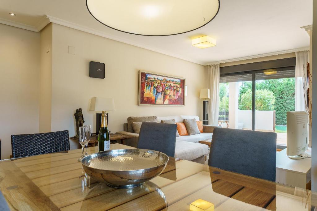 Część wypoczynkowa w obiekcie Luxurious and spacious apartment with a private garden and solarium with great views in Estepona área Marbella La Resina Country Golf