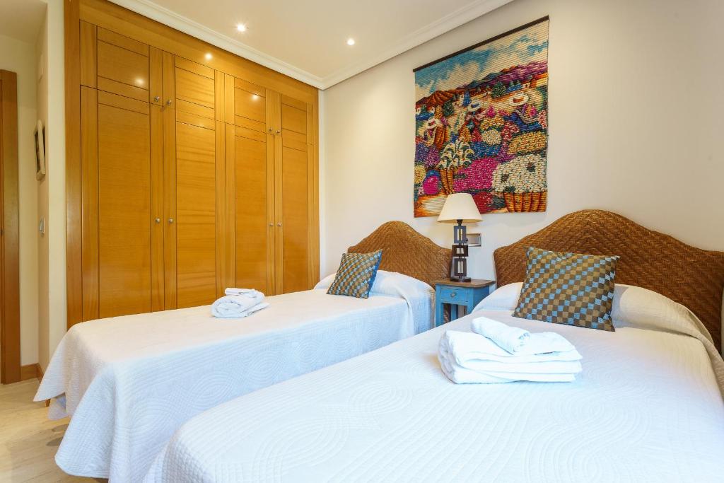 Łóżko lub łóżka w pokoju w obiekcie Luxurious and spacious apartment with a private garden and solarium with great views in Estepona área Marbella La Resina Country Golf