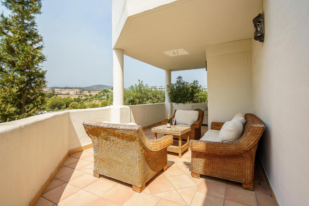 Część wypoczynkowa w obiekcie Luxurious and spacious apartment with a private garden and solarium with great views in Estepona área Marbella La Resina Country Golf