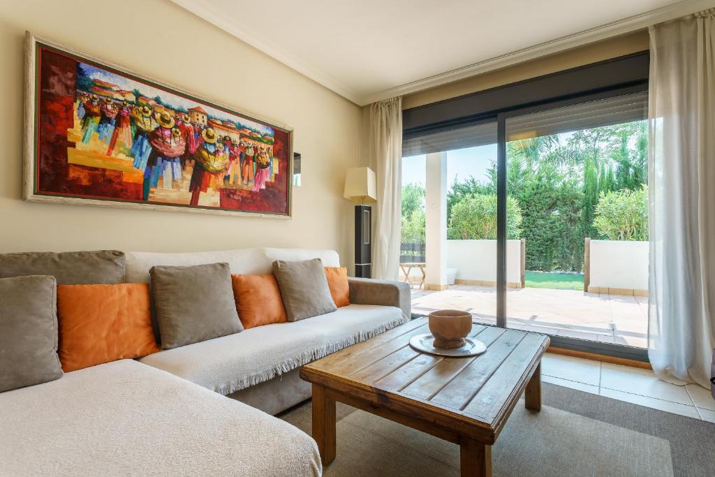 Część wypoczynkowa w obiekcie Luxurious and spacious apartment with a private garden and solarium with great views in Estepona área Marbella La Resina Country Golf