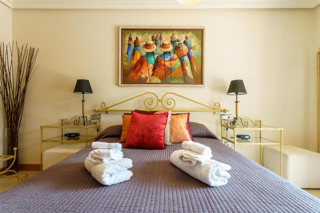 Łóżko lub łóżka w pokoju w obiekcie Luxurious and spacious apartment with a private garden and solarium with great views in Estepona área Marbella La Resina Country Golf