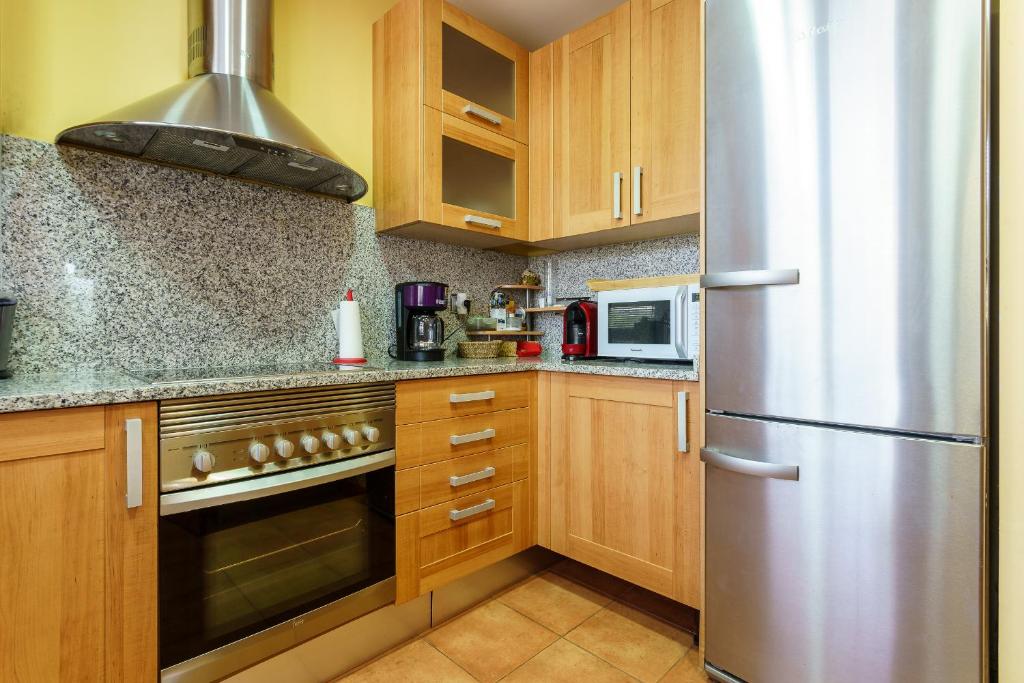 Kuchnia lub aneks kuchenny w obiekcie Luxurious and spacious apartment with a private garden and solarium with great views in Estepona área Marbella La Resina Country Golf