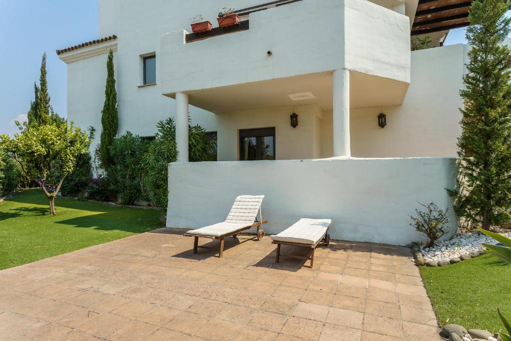 Ogród w obiekcie Luxurious and spacious apartment with a private garden and solarium with great views in Estepona área Marbella La Resina Country Golf