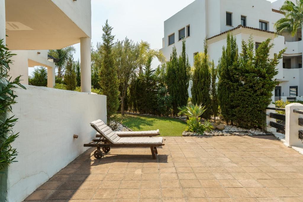 Ogród w obiekcie Luxurious and spacious apartment with a private garden and solarium with great views in Estepona área Marbella La Resina Country Golf