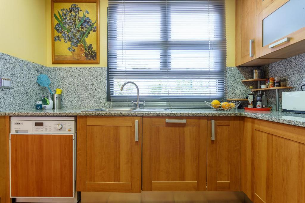 Kuchnia lub aneks kuchenny w obiekcie Luxurious and spacious apartment with a private garden and solarium with great views in Estepona área Marbella La Resina Country Golf