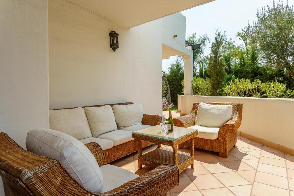 Część wypoczynkowa w obiekcie Luxurious and spacious apartment with a private garden and solarium with great views in Estepona área Marbella La Resina Country Golf