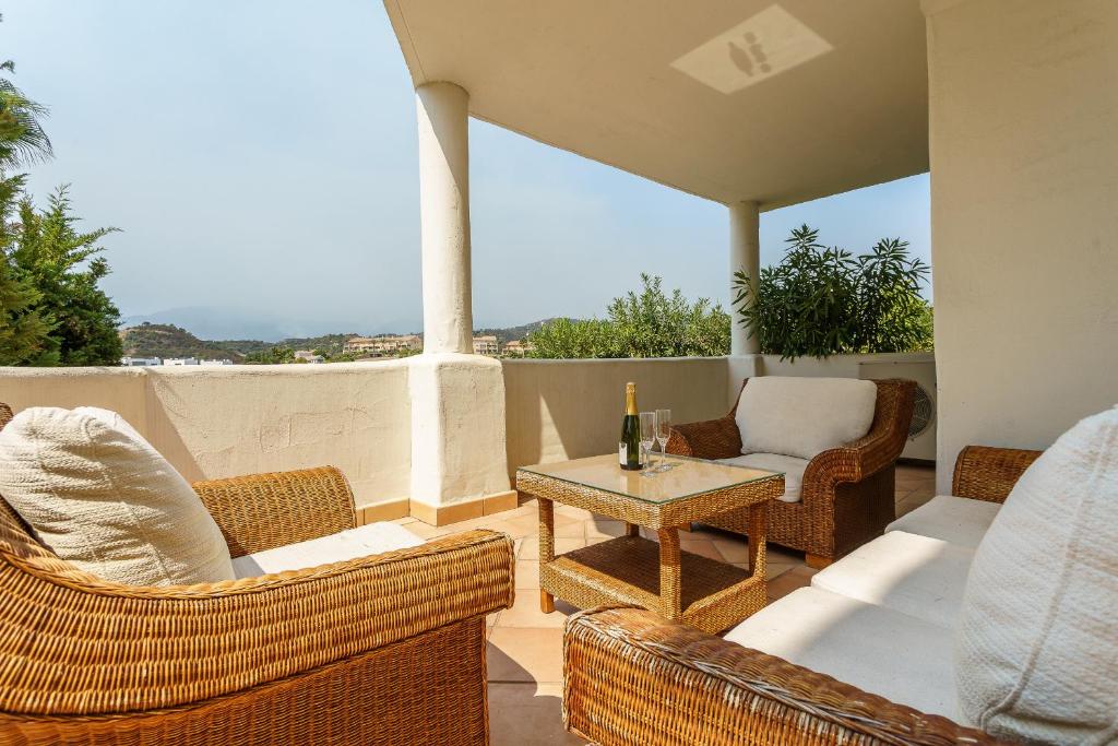 Część wypoczynkowa w obiekcie Luxurious and spacious apartment with a private garden and solarium with great views in Estepona área Marbella La Resina Country Golf