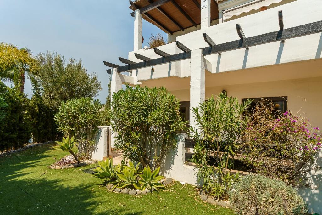 Ogród w obiekcie Luxurious and spacious apartment with a private garden and solarium with great views in Estepona área Marbella La Resina Country Golf