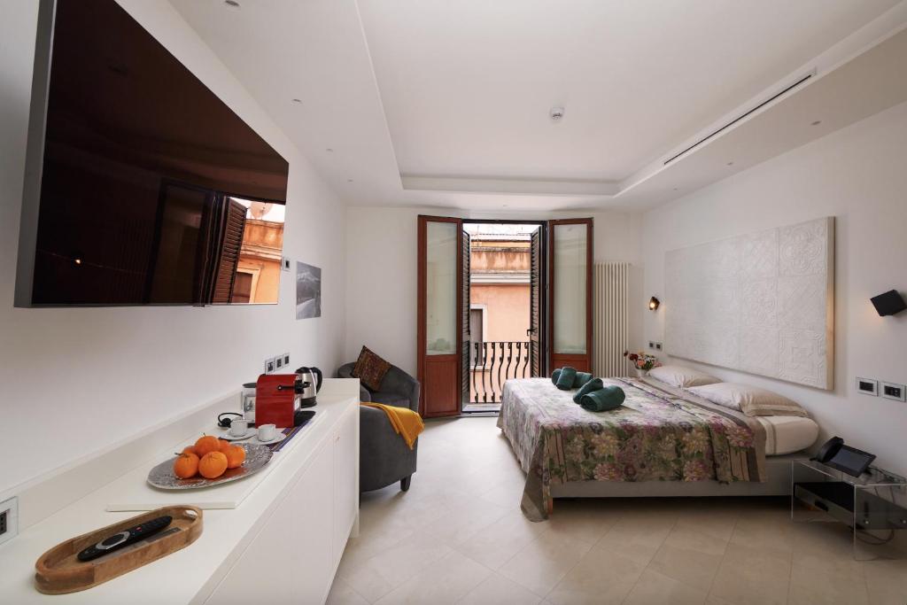 1 dormitorio con 1 cama y 1 mesa en una habitación en Corvaja Inn en Taormina