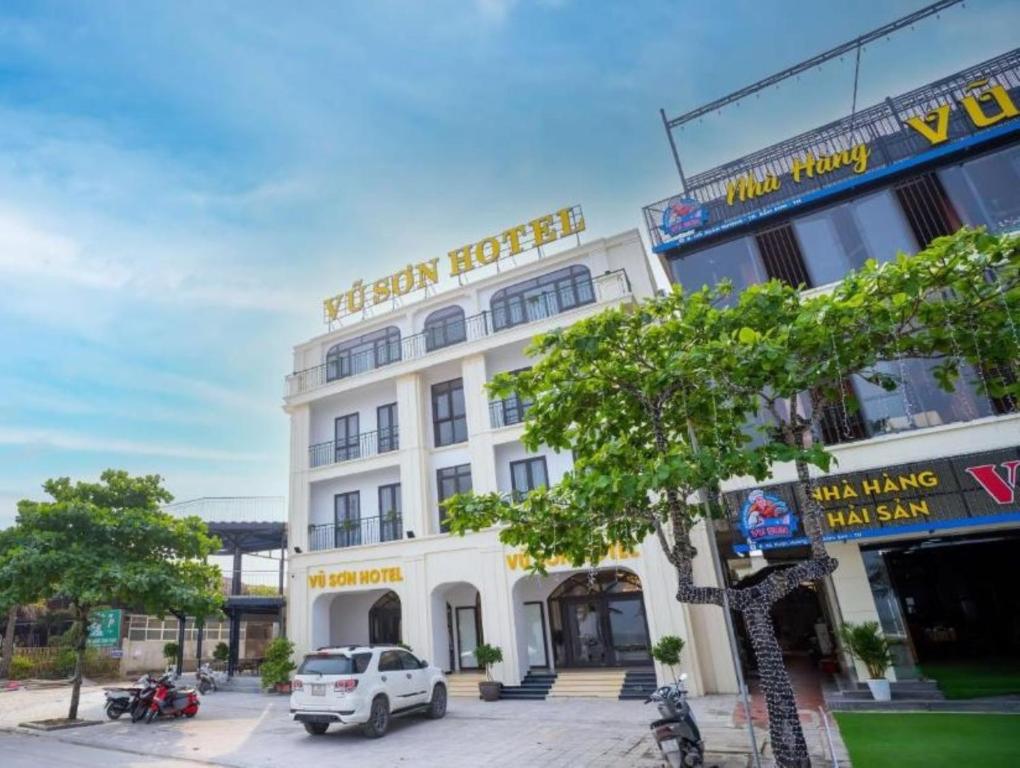 een wit gebouw met een bord voor een hotel bij Vsana Vu Son Hotel in Sầm Sơn