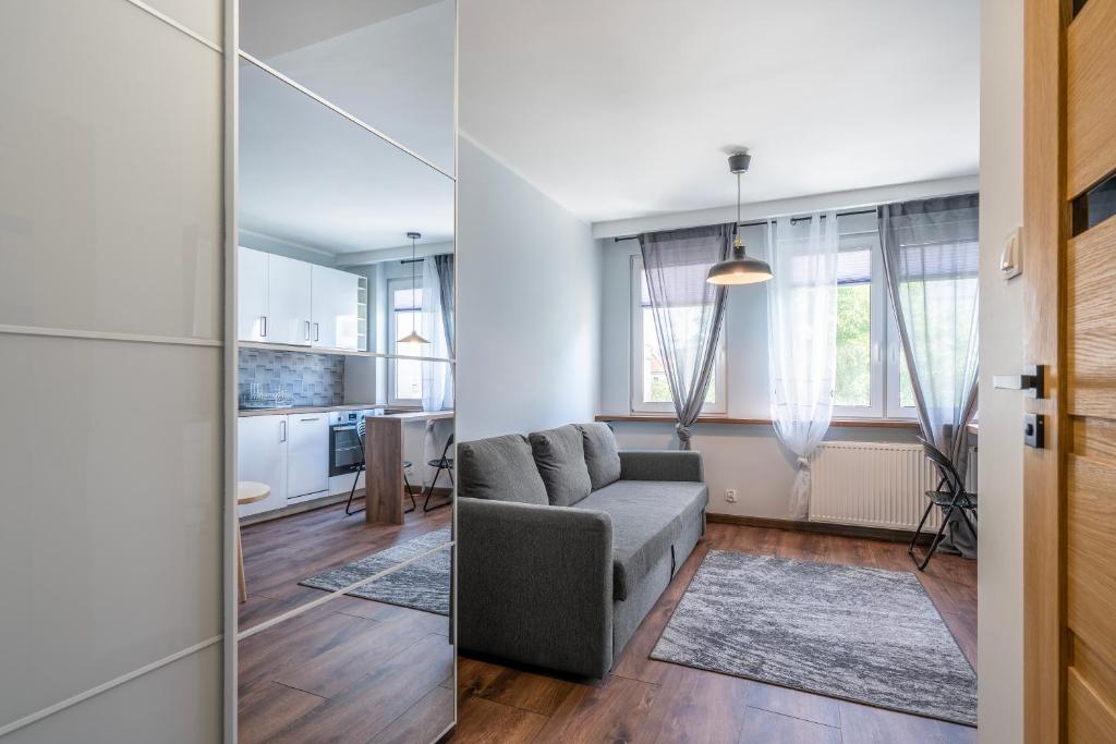 Il comprend un salon avec un canapé et une cuisine. dans l'établissement 12 Gdynia Centrum - Apartament Mieszkanie dla 2 os, à Gdynia