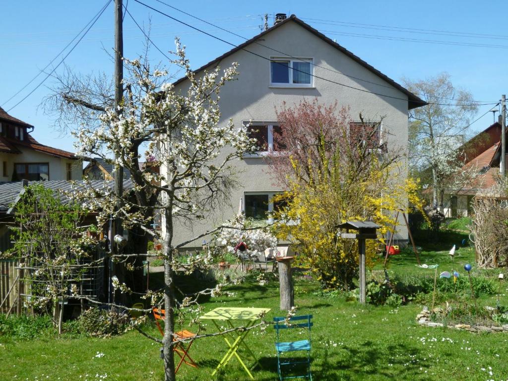 ein Haus mit einem Baum im Vorgarten in der Unterkunft Ferienwohnung Gäckle in Bad Liebenzell