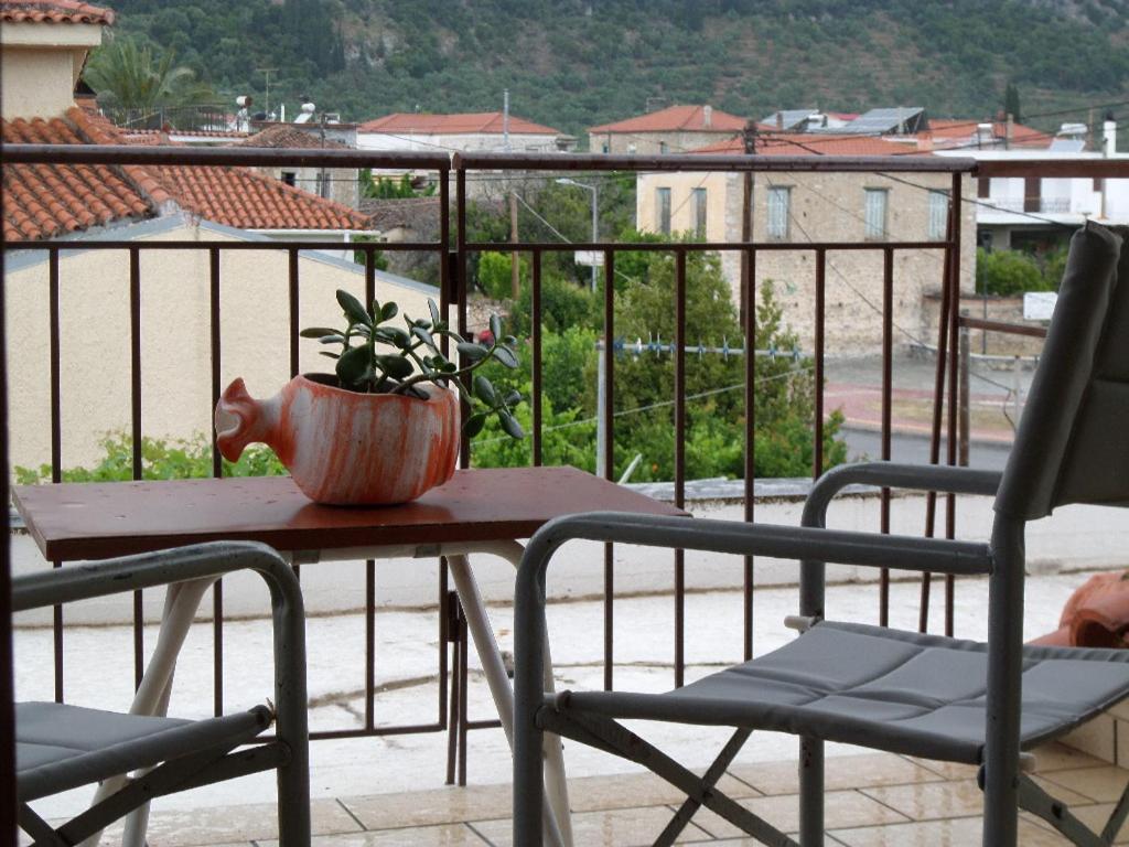 An Entire studio- Farida-Free Parking-Wifi في Xirokámbion: يوجد خزاف نباتي على طاولة في الشرفة