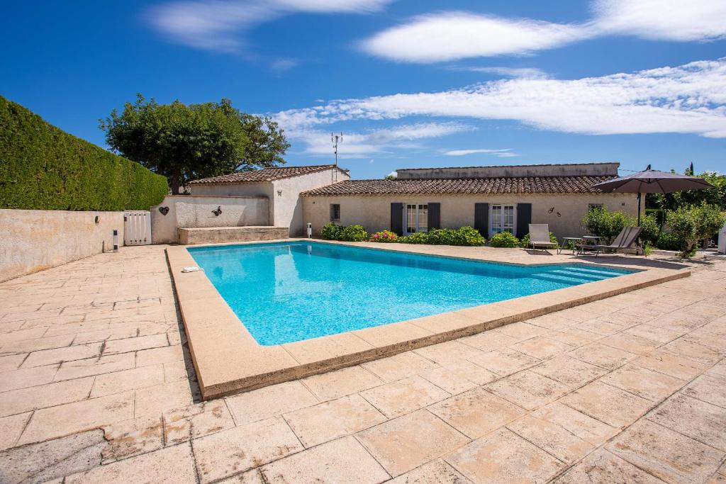 uma piscina no quintal de uma casa em Le Mas d Emponse em Plan-de-la-Tour