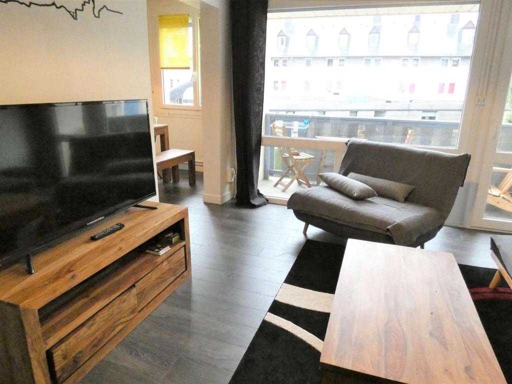 a living room with a large flat screen tv at Appartement Saint-Lary-Soulan, 2 pièces, 4 personnes - FR-1-457-282 in Saint-Lary-Soulan