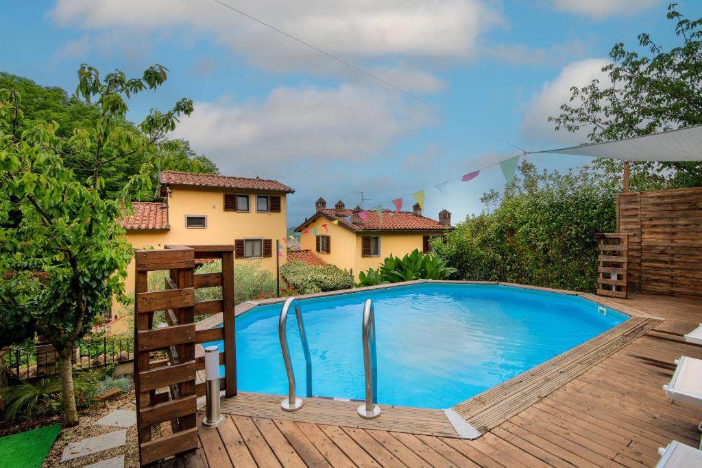 una piscina en el patio trasero de una casa en Le Gattaie Bellavista, en Terranuova Bracciolini