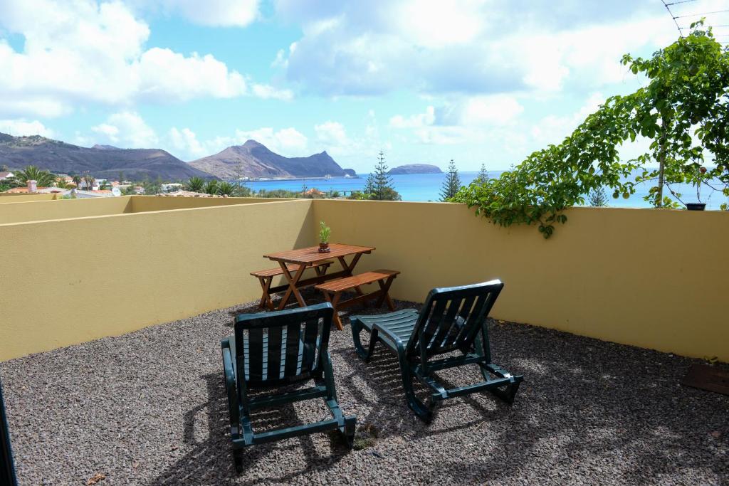 2 sedie e un tavolo su un patio con tavolo di Bela Vista Capazi a Porto Santo