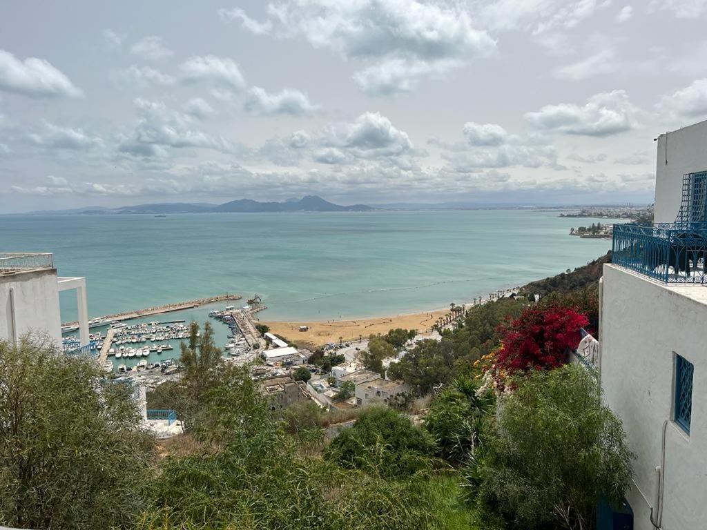een uitzicht op het strand en de oceaan vanuit een gebouw bij Dar El HABIB in Douar el Hafey