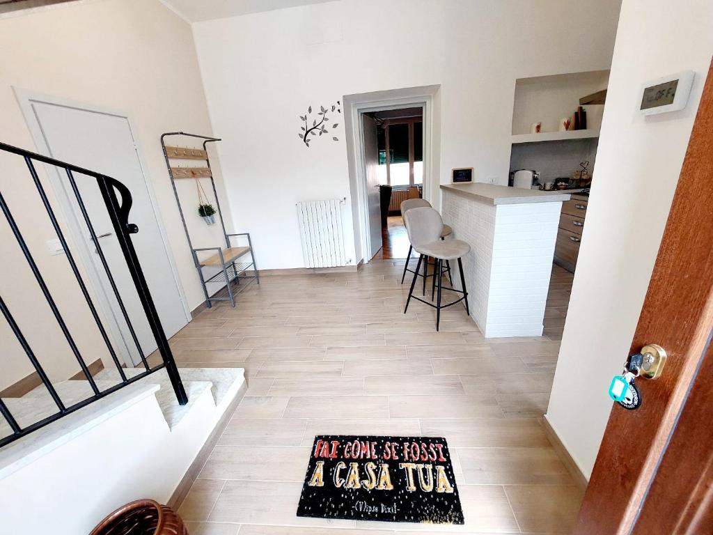 an open living room with a kitchen and a floor mat at Casa Mafalda in Spoleto