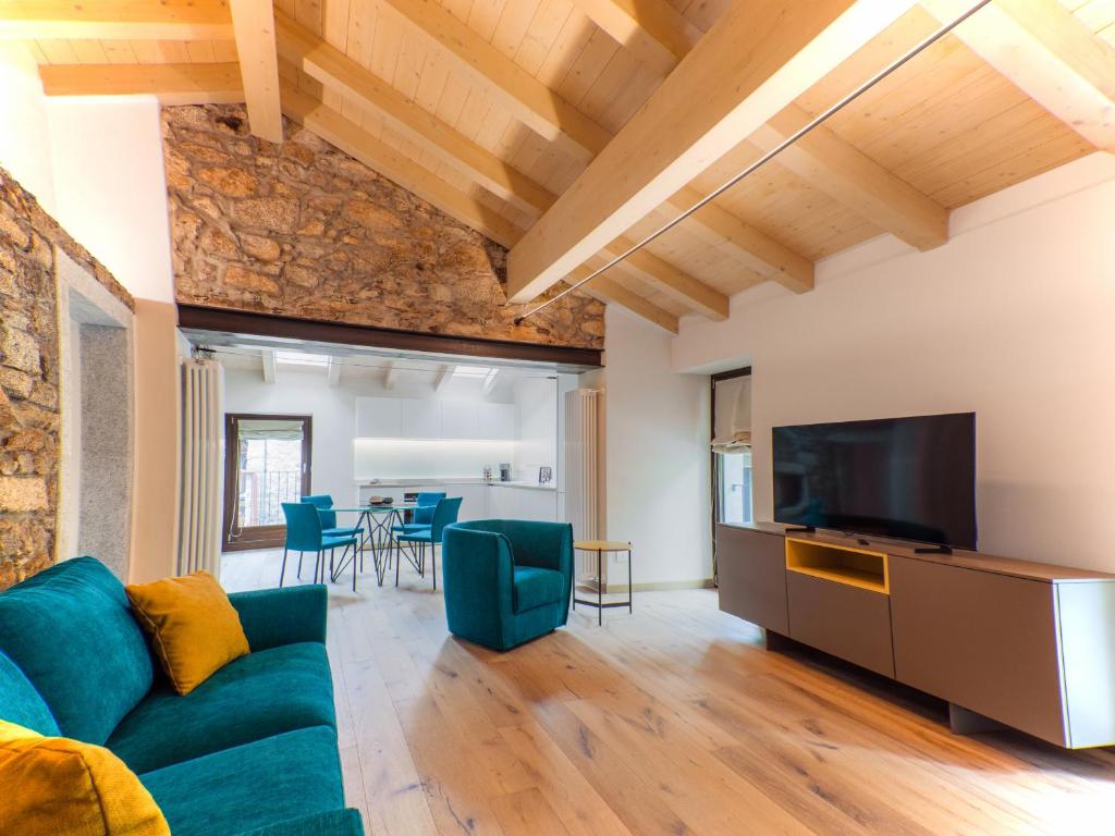 salon z niebieską kanapą i telewizorem w obiekcie Ca Vincenza in Montorfano w mieście Mergozzo