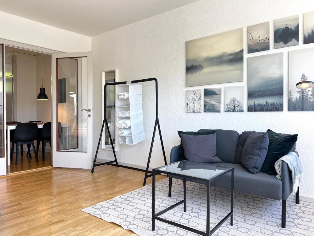 sala de estar con sofá y mesa en Studio Apartment Glostrup, en Glostrup