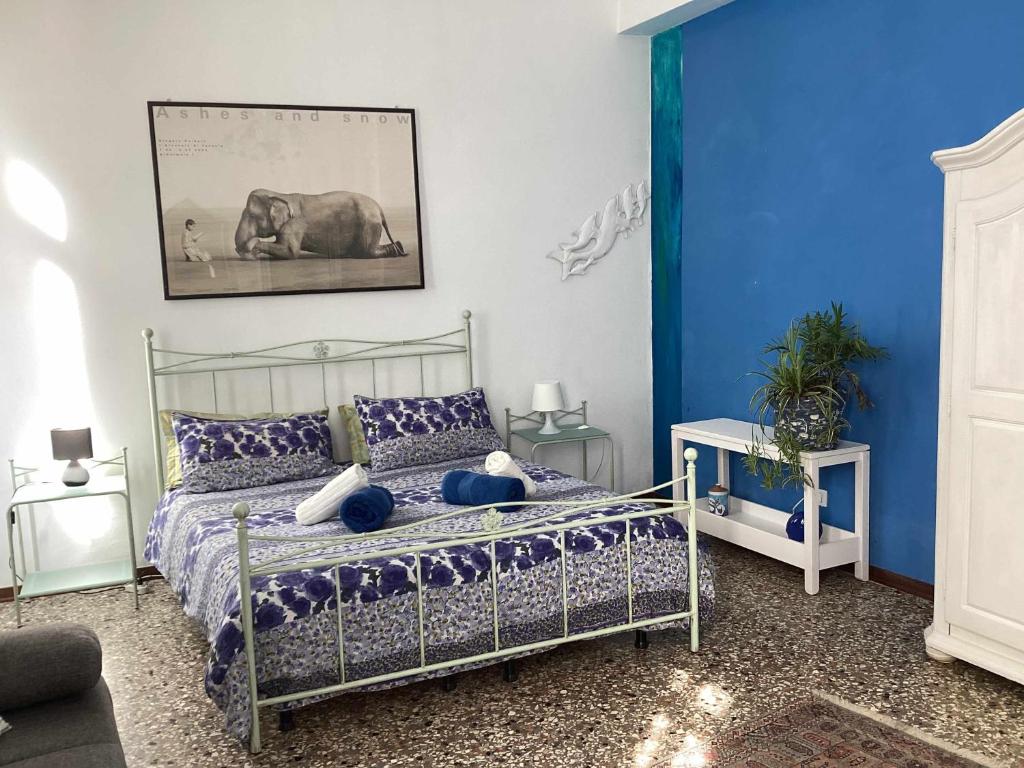 1 dormitorio con 1 cama con paredes azules en VENEZIA NATURALMENTE ideale per gruppi e famiglie, en Venecia
