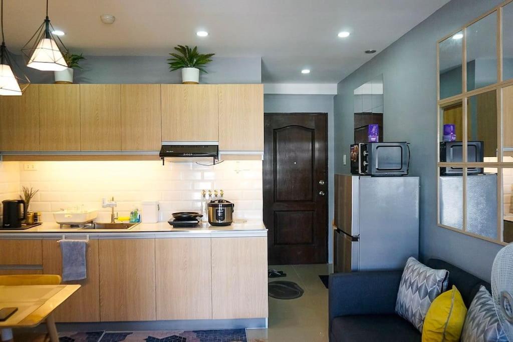 uma cozinha com um frigorífico e uma bancada em THE FIKA ROOM near MNL Airport - Scandi Studio Unit with Fast Wi-Fi & Netflix - Read Full Property Desc before booking em Manila