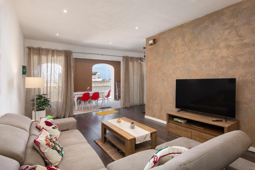 Spacious Luxury 3BR Apartment with Terrace & Open Views - Zurrieq, close to sea في Żurrieq: غرفة معيشة مع تلفزيون بشاشة مسطحة وأريكة