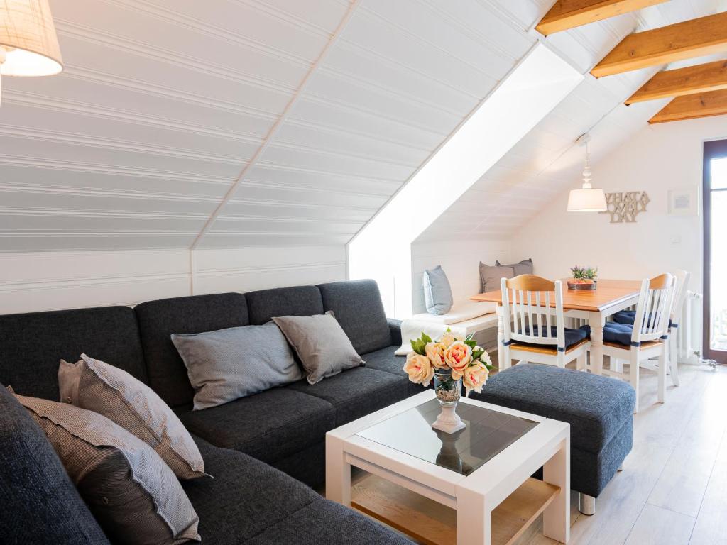 a living room with a couch and a table at Lieblingsort Freude in Timmendorfer Strand